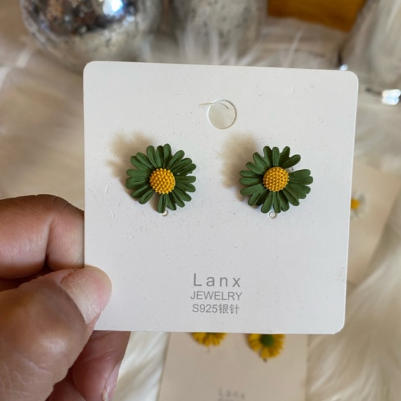 Lanx Jewelry Bundle of 3 Pairs Daisy Studs - Picture 4 of 4